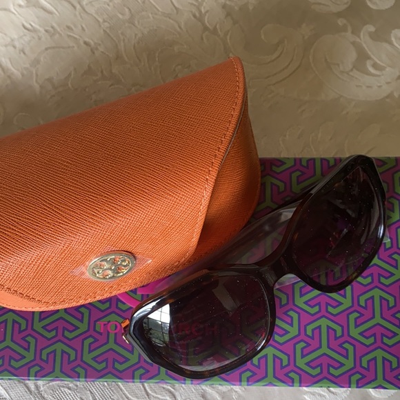 “HOST PICK” Tory Burch Sunglasses - Picture 8 of 10